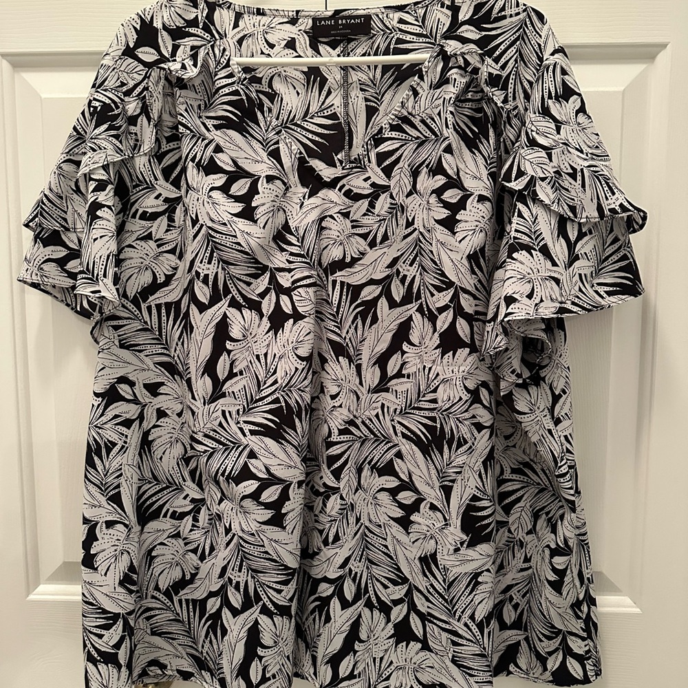 Lane Bryant Size 24 Black White Tropical Leaf Ruffle Flutter Sleeve VNeck Blouse - Picture 2 of 13